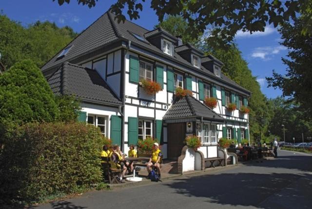 Wisskirchen Hotel & Restaurant Odenthal Exterior foto